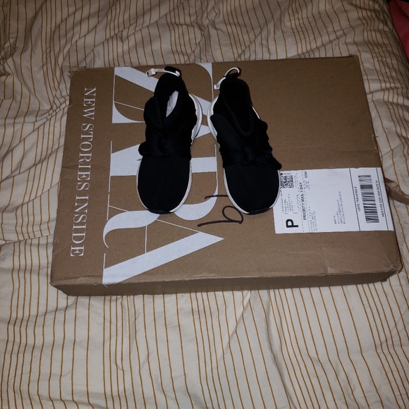 Sneaker - Picture 2 of 3